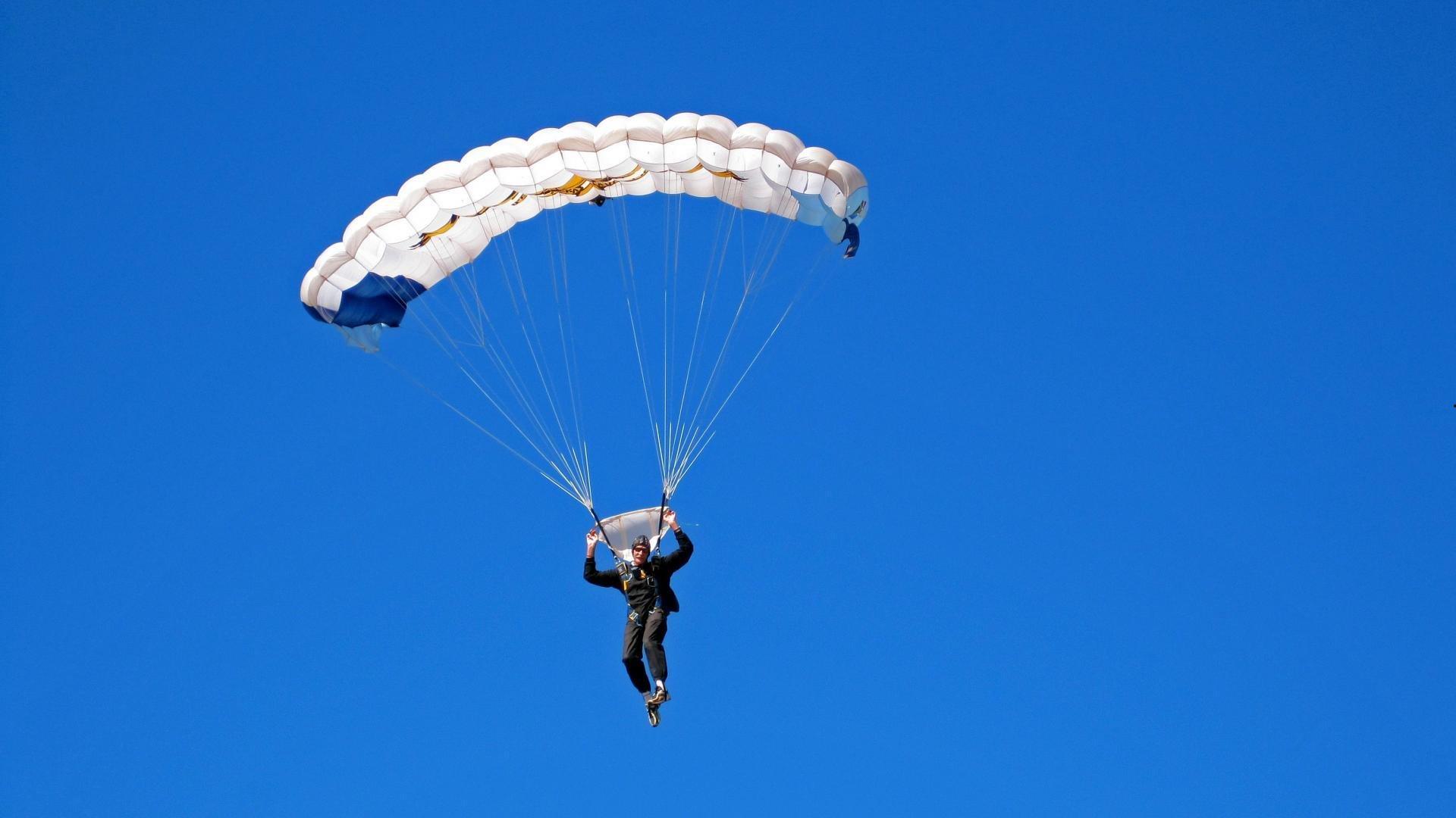 哈登竟成保罗克星！火箭时代差一步夺冠 如今养老都赶尽杀绝